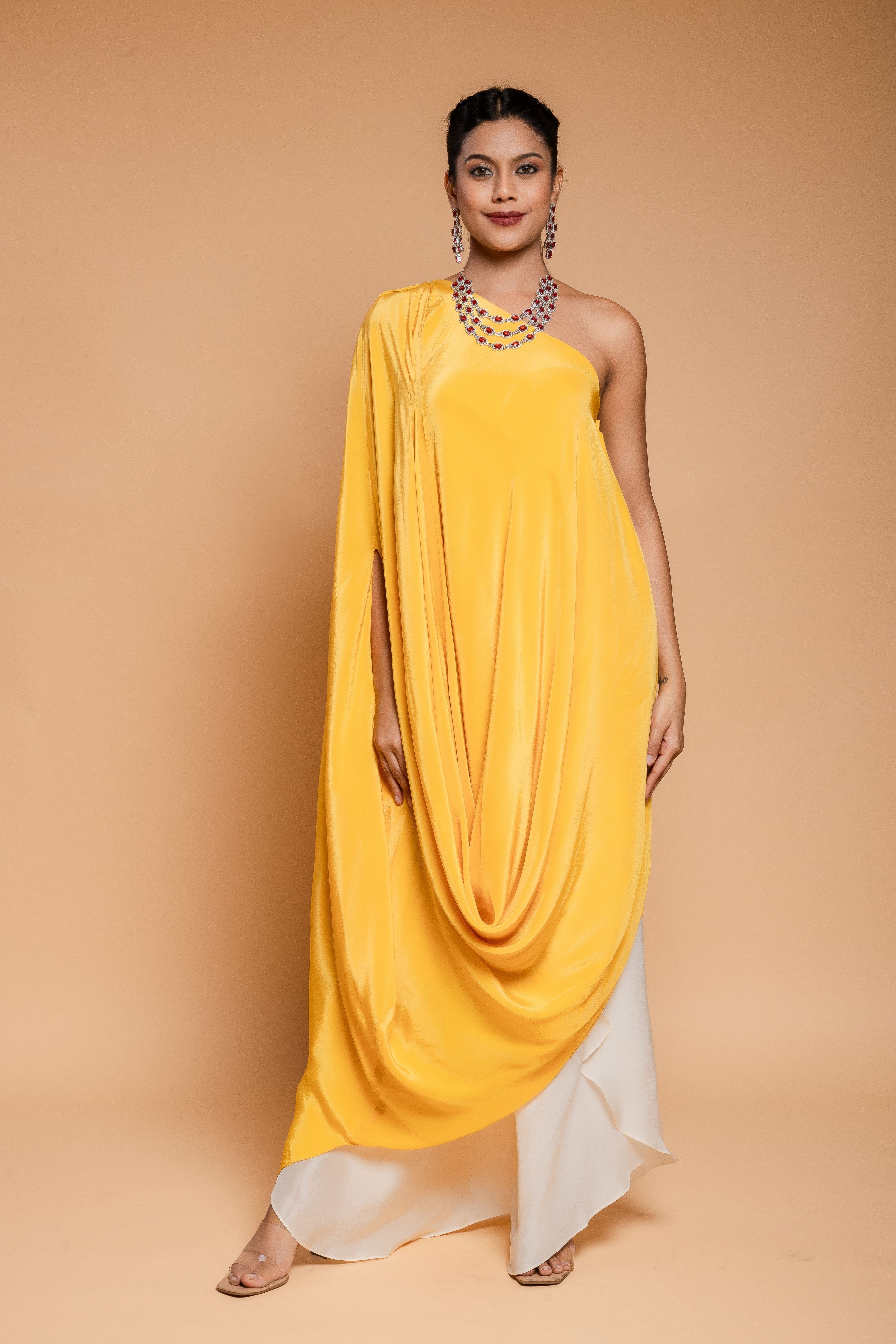 Conjunto de capucha amarilla