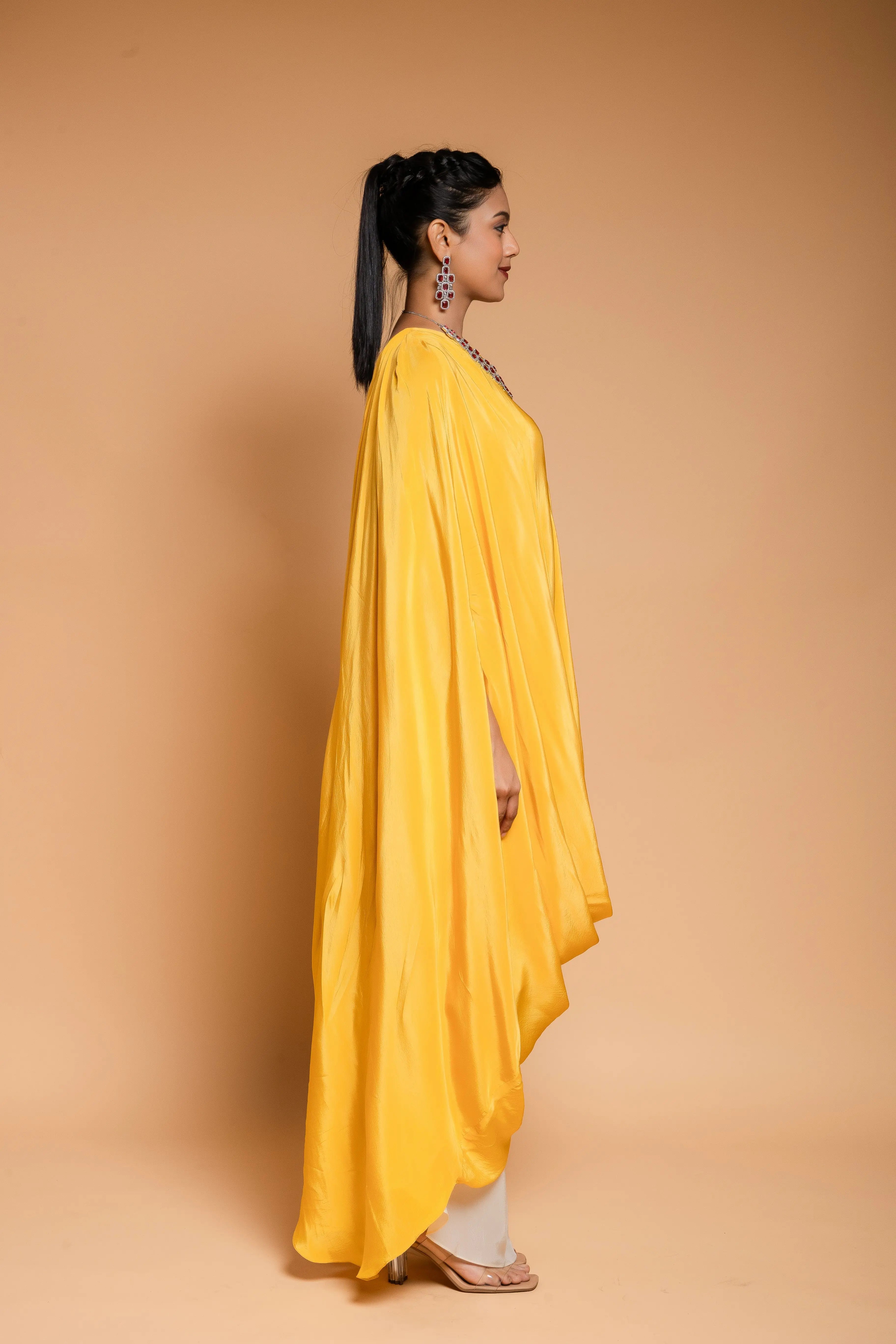 Conjunto de capucha amarilla