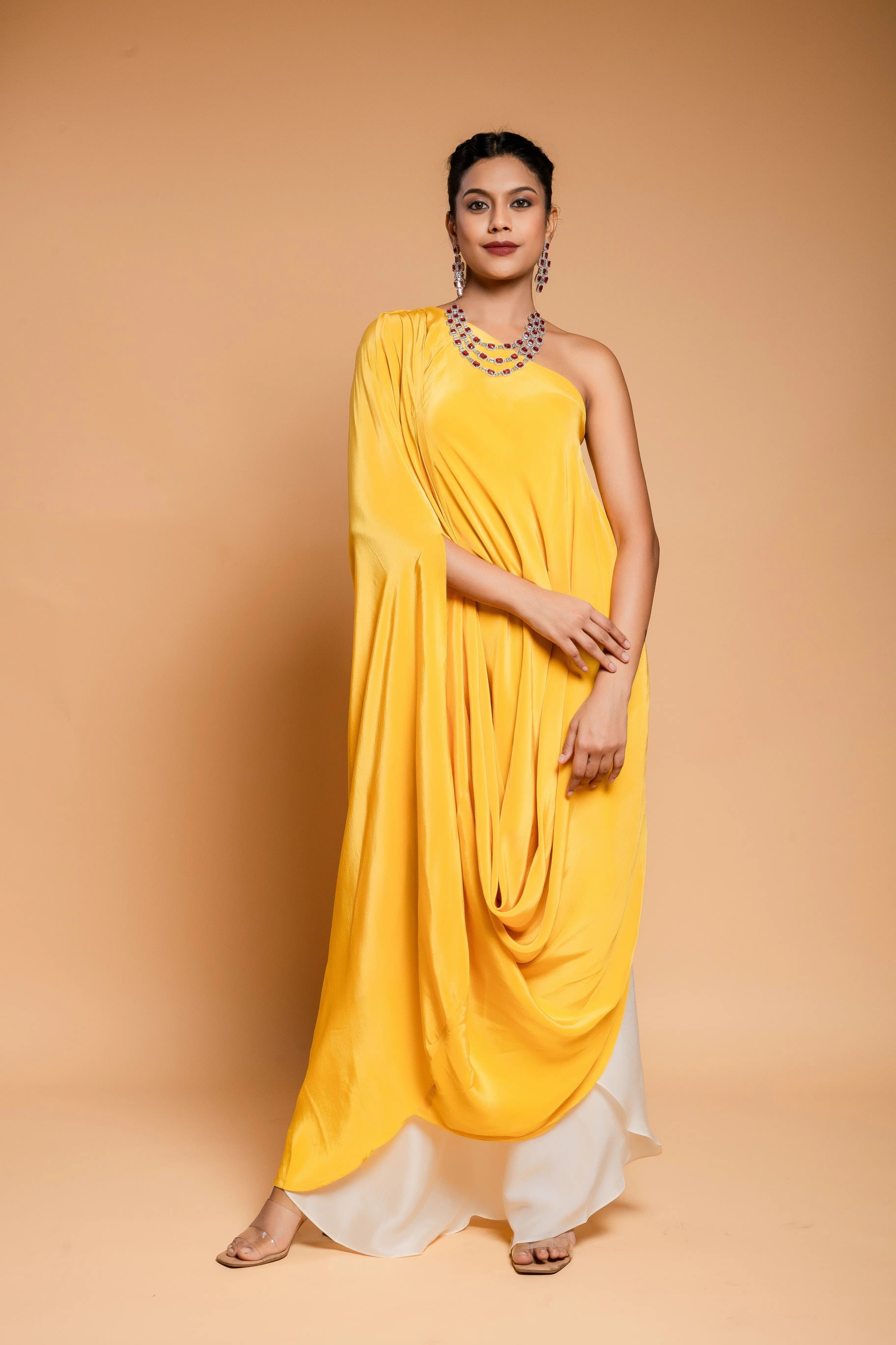 Conjunto de capucha amarilla