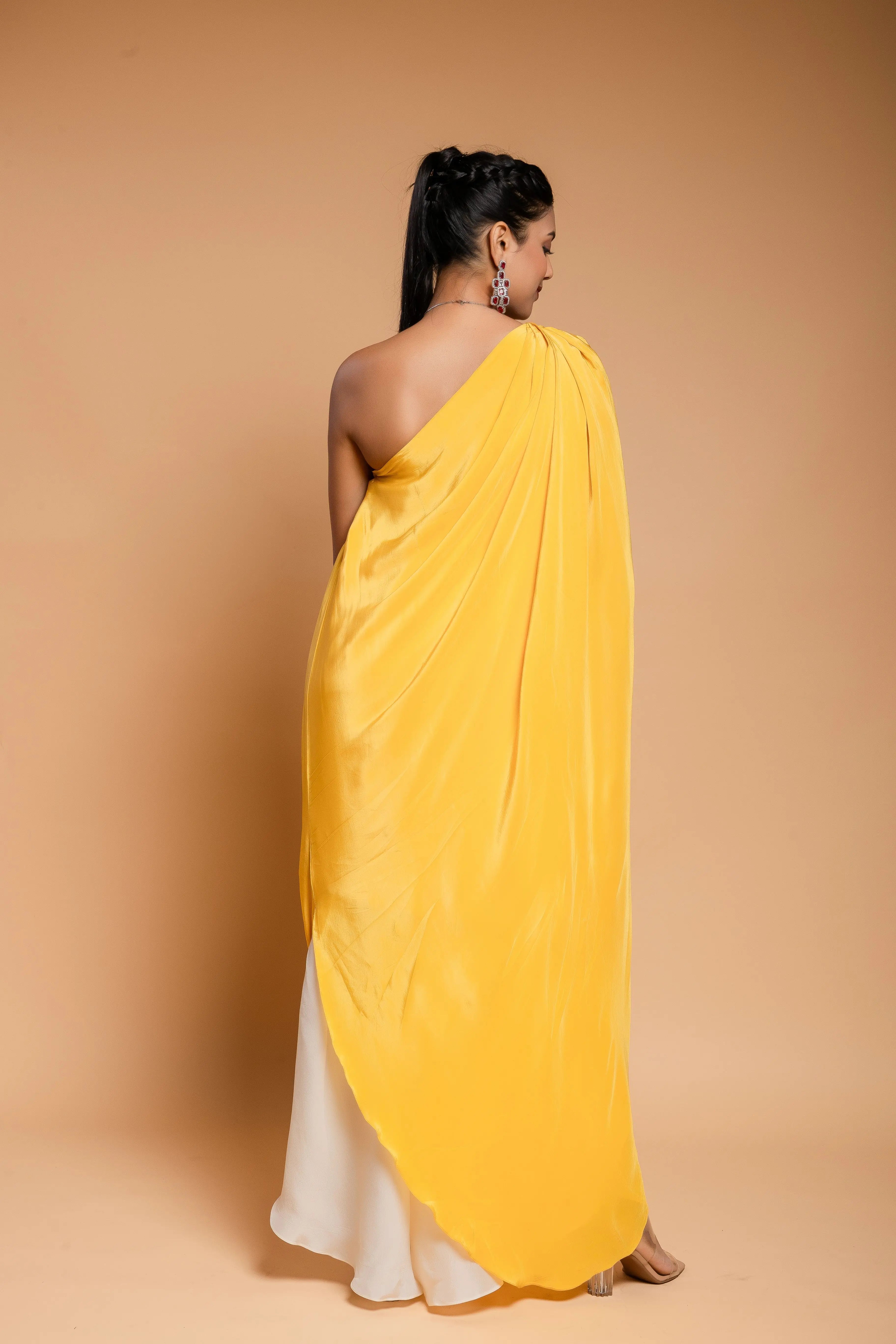 Conjunto de capucha amarilla