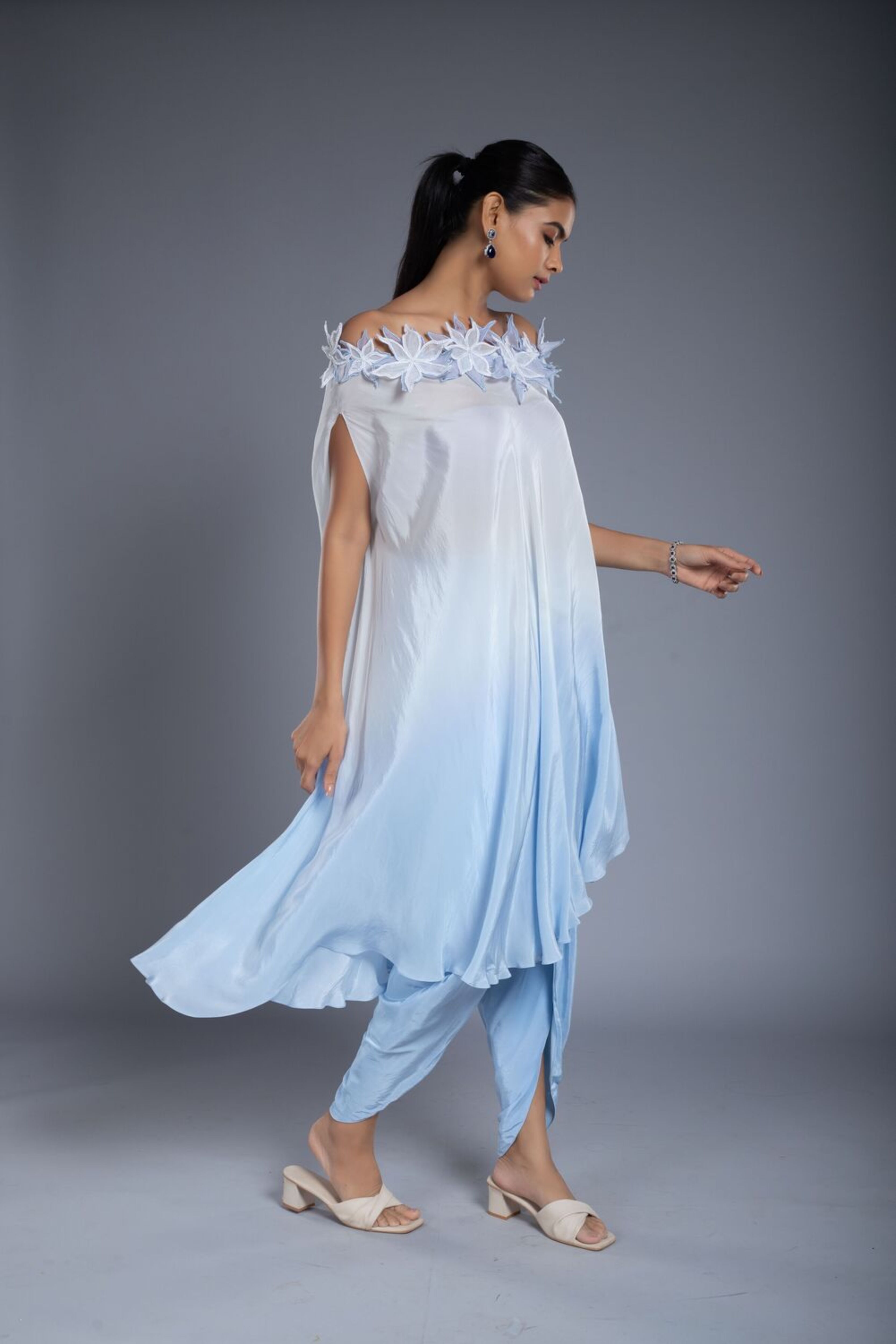 Vestido drapeado azul sombreado