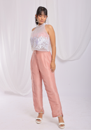 Conjunto bordado con dije en color rosa nude
