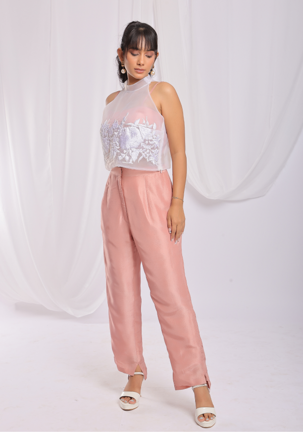 Conjunto bordado con dije en color rosa nude