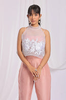 Conjunto bordado con dije en color rosa nude