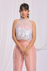 Conjunto bordado con dije en color rosa nude