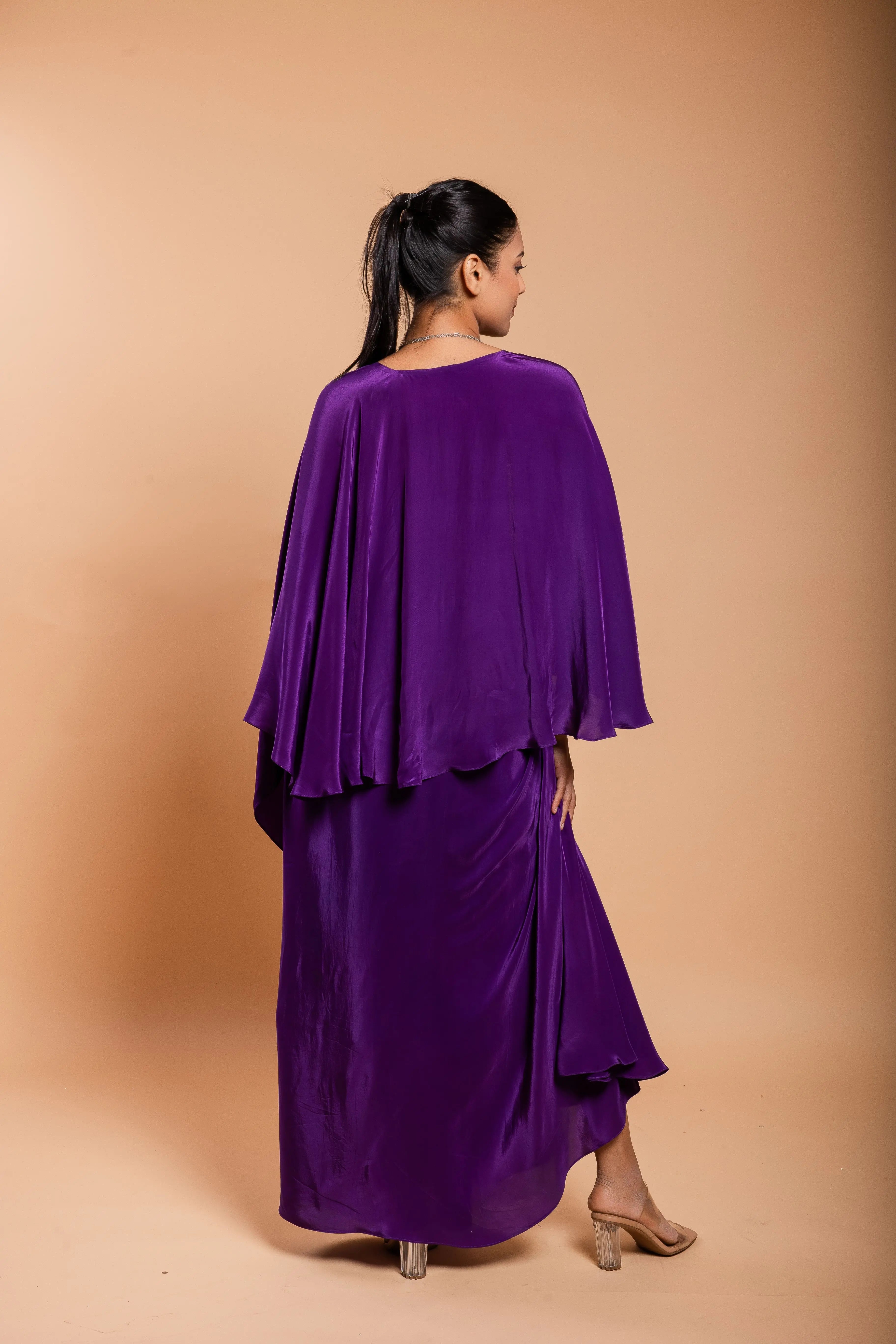 Drapeado asimétrico morado